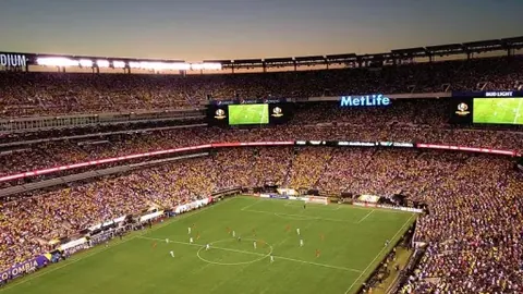 “激战升级！塞曼巴东与佩西加雅加达巅峰对决，旗鼓相当，悬念重重！”